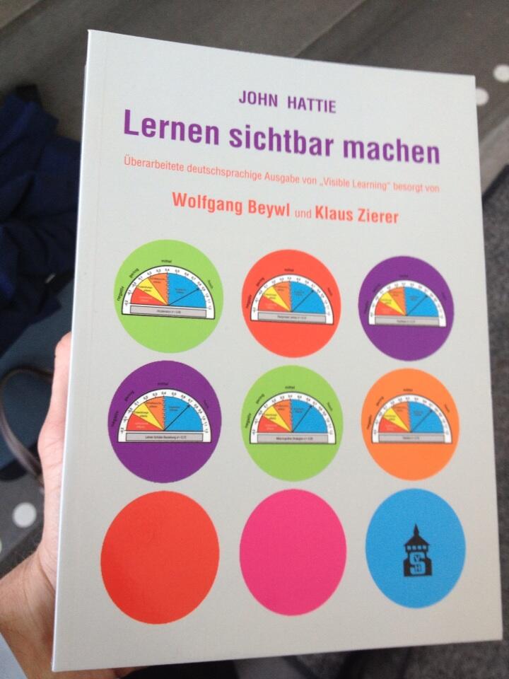 Da ist es, das neue Buch "Lernen sichtbar machen", die Hattie-Studie "Visible Learning" auf deutsch. Foto: T. Off